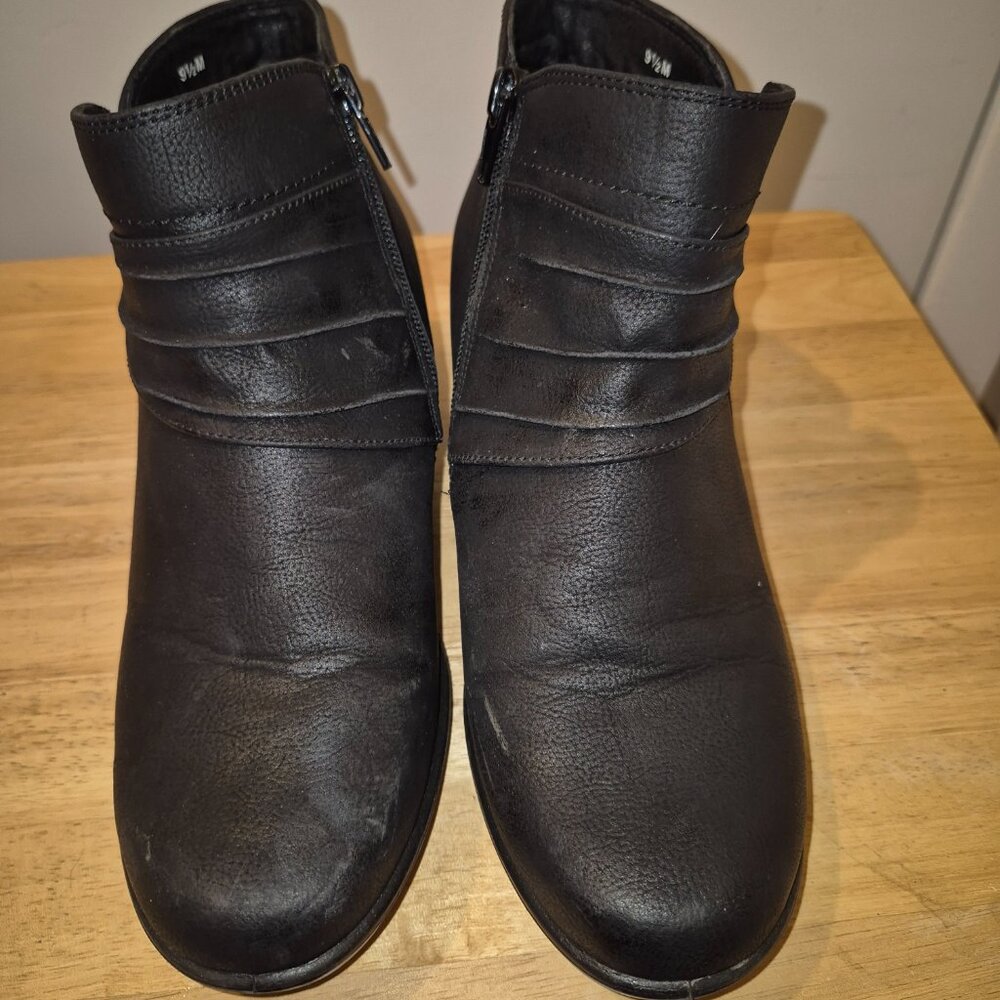 Women's Easy Street Black Ankle Boots with size zipper Size 9.5 M